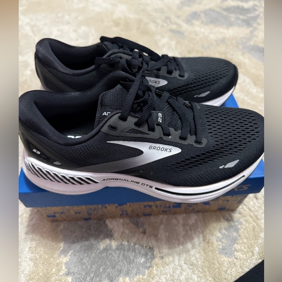 Brooks Sneakers - Picture 4 of 6